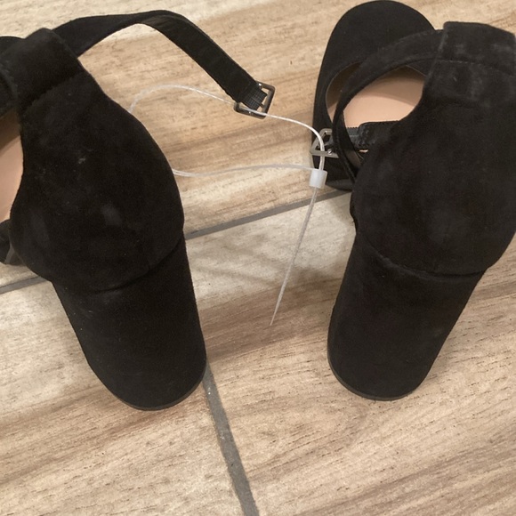 GB
Runway Suede Ankle Strap
Platform Pumps - Picture 6 of 8